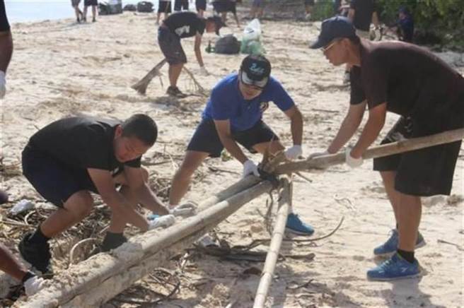 烈日沙滩30度艳阳，海巡南沙太平岛官兵面对紧张南海局势，时时还要保持战备，度过南国风情年味。(海巡署提供)