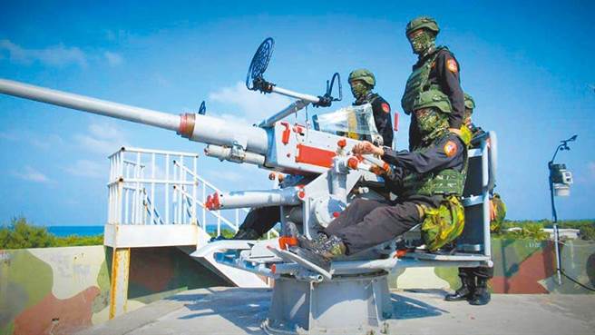 烈日沙滩30度艳阳，海巡南沙太平岛官兵面对紧张南海局势，时时还要保持战备，度过南国风情年味。(海巡署提供)