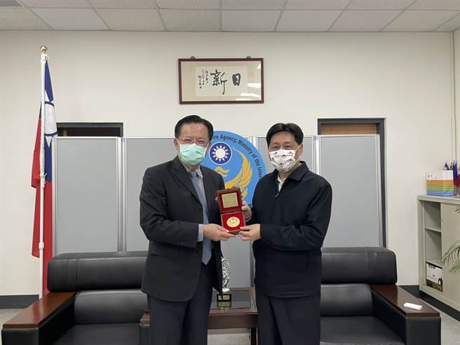 警大校长陈檡文亲自向消防署长萧焕章署长表达谢意，感谢消防署训练中心长年以来，提供警大消防系学生非常扎实且完整的实务训练。(警察大学提供)