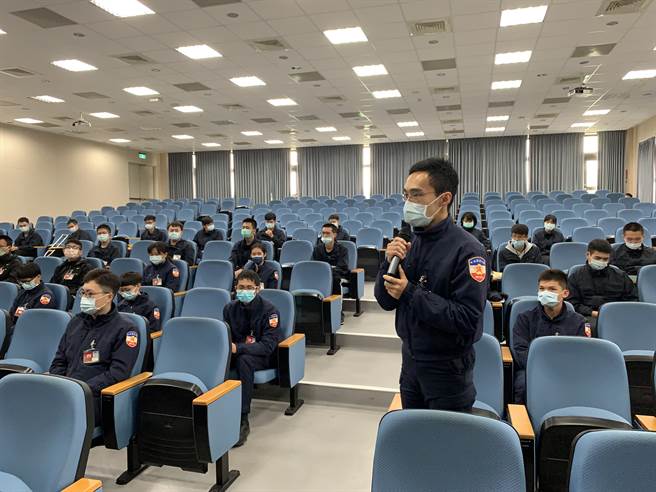 消防系大三的学生陈冠任也说，到竹山来实习，对于消防器材设施的操作及维护保养，都有更深入的学习。(警察大学提供)