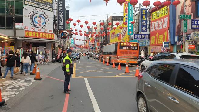 花蓮市金三角商圈是交通熱區，警方在附近路段擺設交通錐及伸縮連桿，彈性調整禁止車輛左轉，避免造成回堵。（花蓮警分局提供／王志偉花蓮傳真）