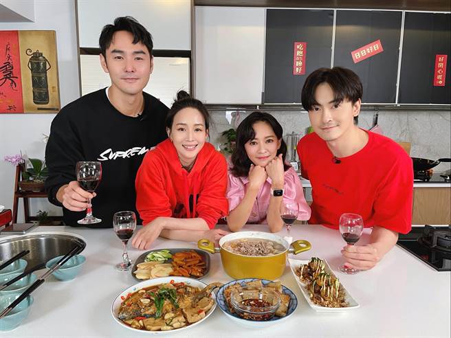 阮经天（左起）、张钧宁、陈意涵一起上郑元畅的网路节目。（最大国际娱乐提供）