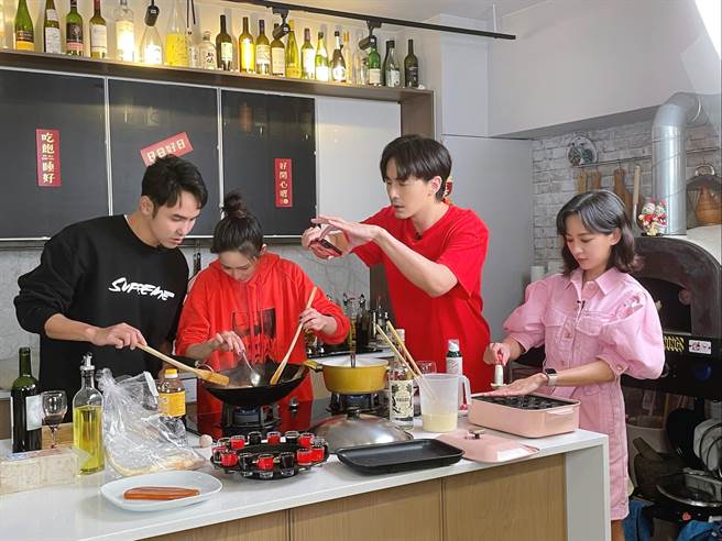 张钧宁小心翻鱼。（最大国际娱乐提供）