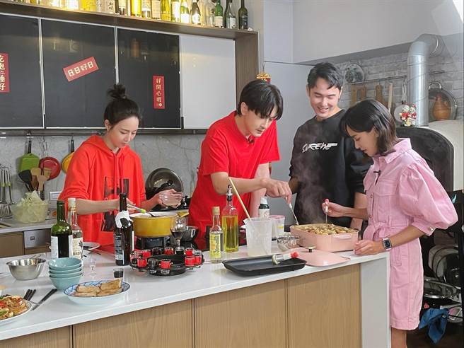 陈意涵自备章鱼烧器具做章鱼烧。（最大国际娱乐提供）