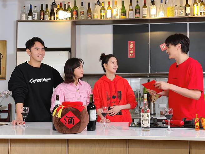 郑元畅发刮刮乐红包给大家。（最大国际娱乐提供）