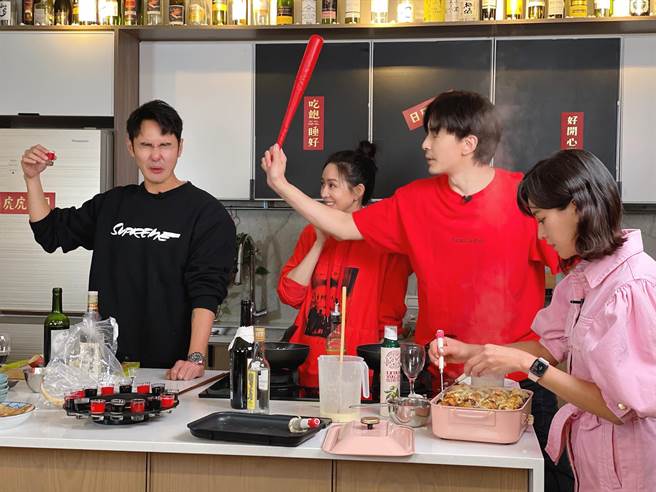 四人在一起，场面失控。（最大国际娱乐提供）