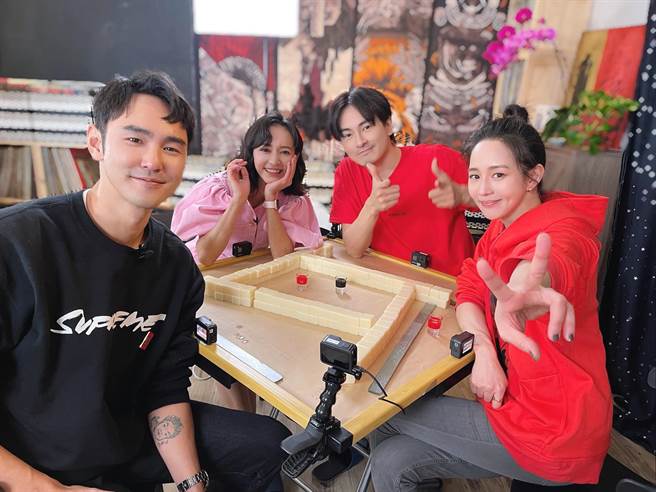 过年必备打麻将，四人乱打一通。（最大国际娱乐提供）