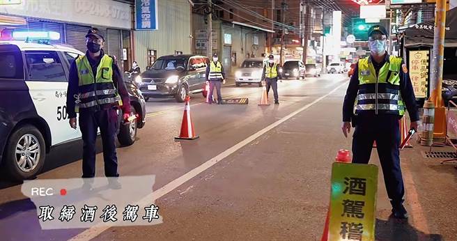 雾峰分局拍摄微电影，其中「交通疏导管制作为形象纪录片」以紧凑的剪接节奏，搭上活力十足的音乐，描绘警方执行各项的交通疏导、管制勤务。（雾峰分局服务处提供／黄国峰台中传真）