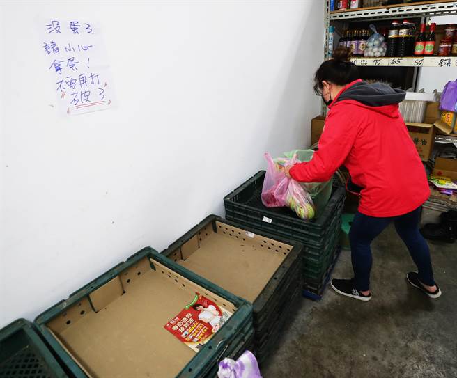 农历新年将至，年菜必备的鸡蛋却难已买到，不少民眾在超市、大卖场都买不到鸡蛋，台北市一家蛋商的蛋也销售一空；蛋商表示，因为饲料太贵，蛋农感觉不符合成本所以没有生产，所以缺蛋。 (季志翔摄)