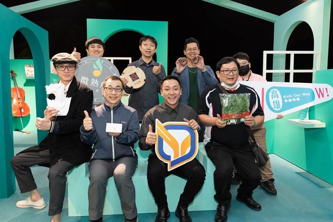 高雄市青创环境受肯定，中央青贷案件破万，并逼近百亿规模。图为青年局长张以理（中间持局徽手板者）于去年12月与高市各类型青创业者一同出席青创特展。（青年局提供）