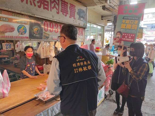 台中市經濟發展局通令全市42處公有市場，加強防疫準備，民有市場、黃昏市場、夜市進行宣導。（台中市府提供／盧金足台中傳真）