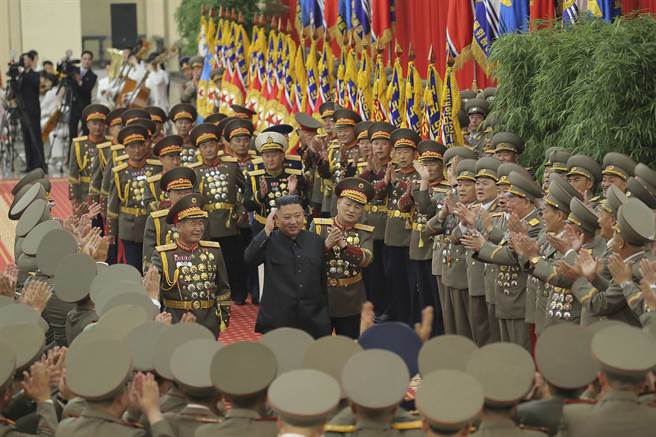 着新冠肺炎造成北韩与中国大陆之间的边境遭到封锁，造成北韩经济严重下滑。不景气的经济破坏北韩军队的干部与士兵之间的关系，抗命与暴行犯上的军纪案件层出不穷。这让北韩政治局伤透脑筋，并採取措施遏制不服从的纪律事件继续上升。