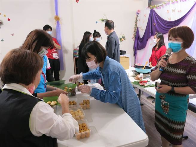 「印」制新年味 嘉义移民署与新住民「相揪」做姜黄饭迎虎年。(移民署嘉义市服务站提供)