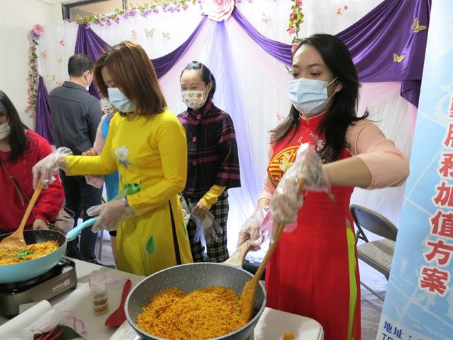 「印」制新年味 嘉义移民署与新住民「相揪」做姜黄饭迎虎年。(移民署嘉义市服务站提供)