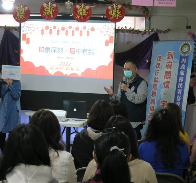 「印」制新年味 嘉义移民署与新住民「相揪」做姜黄饭迎虎年。(移民署嘉义市服务站提供)