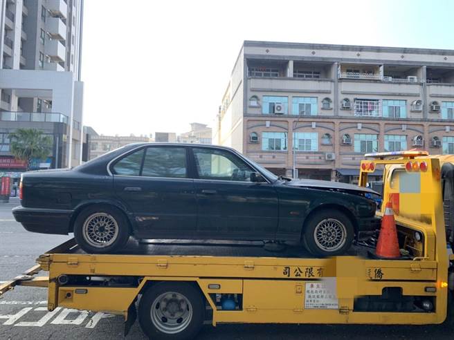 高雄59岁王姓男子自2014年开始在凤山等地寻找不特定未上锁的旧车，并联络回收场及拖吊业者，将旧车拖至回收场，随后以低于市场的价格变卖给回收业者，25日再度以相同手法犯案，遭凤山警方逮获。（翻摄画面／洪浩轩高雄传真）