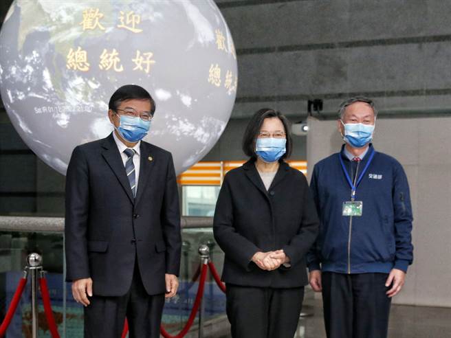 蔡英文總統（中）28日前往中央氣象局春節慰勉，交通部長王國材（左）、中央氣象局長鄭明典（右）一同合影留念。（杜宜諳攝）