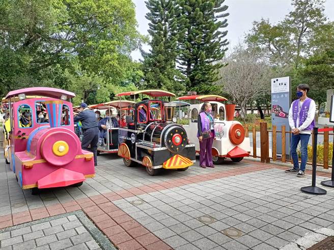 后里馬場魔幻藝術嘉年華28日正式開幕，有小火車及18座氣墊遊戲可供玩樂。（陳淑娥攝）
