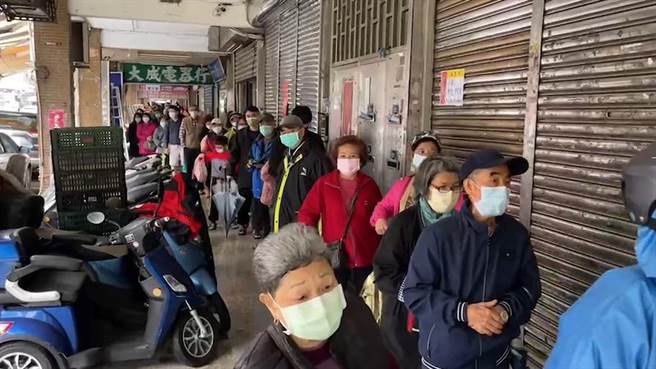 基隆七堵區蛋行28日湧入人潮排隊，比打疫苗的人龍還長。（翻攝照片／陳彩玲基隆傳真）