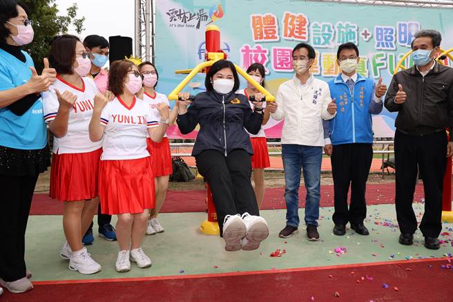 縣長張麗善28日在斗南鎮東明國中宣布22校體健設施同步啟用，並且試用其中一項。（周麗蘭攝）