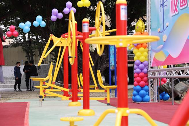 学校添购体健设施的项目不一定，有座拉训练、漫步机、肩关节练习、扭腰机、腹肌板等项。（周丽兰摄）