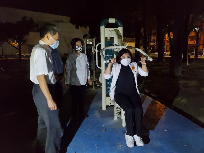 县长张丽善去年11月视察北港北辰国小的夜间照明设备与体健设施。（周丽兰摄）