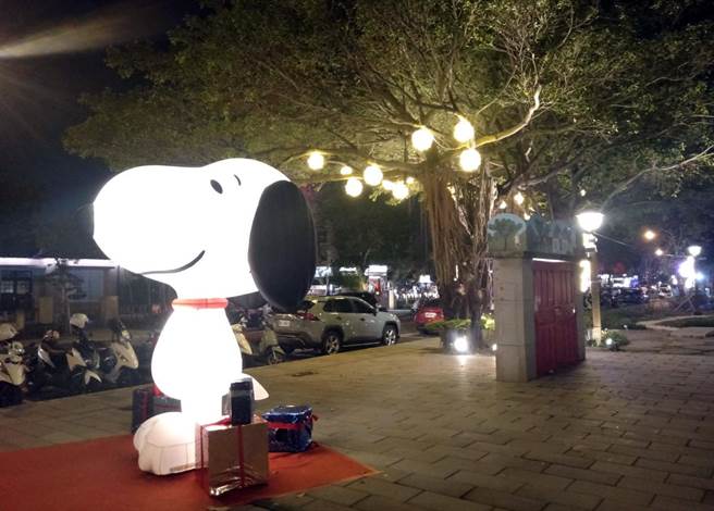 胜利星村灯区各个角落都看得到史努比身影，吸引不少民眾前往朝圣。（林和生摄）