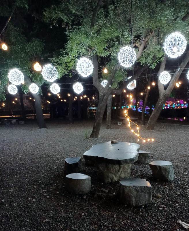 屏东灯节美景吸引民眾就近拍摄网美照，但却发现频频遭破坏情况。（屏县府提供／林和生屏东传真）