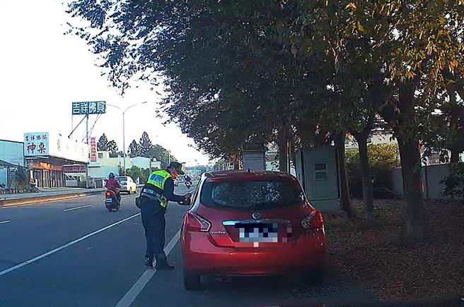 家属报案表示哥哥有轻生念头，中市警局雾峰分局万丰派出所，以手机定位，找到男子座车。（雾峰分局服务处提供／黄国峰台中传真）