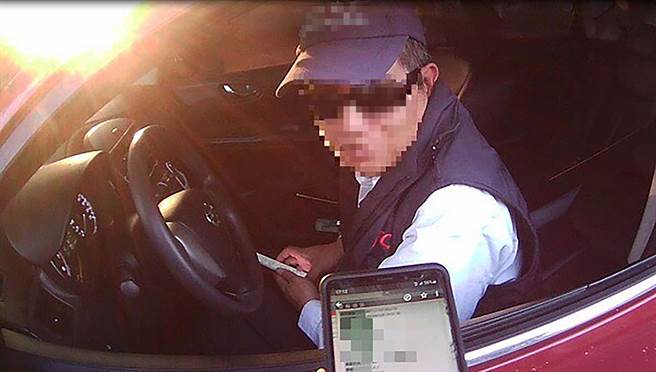 男子因经济问题，有轻生念头，在中市警局雾峰分局万丰派出所员警的劝说下，男子表示心情有比较好，打消轻生想法。（雾峰分局服务处提供／黄国峰台中传真）