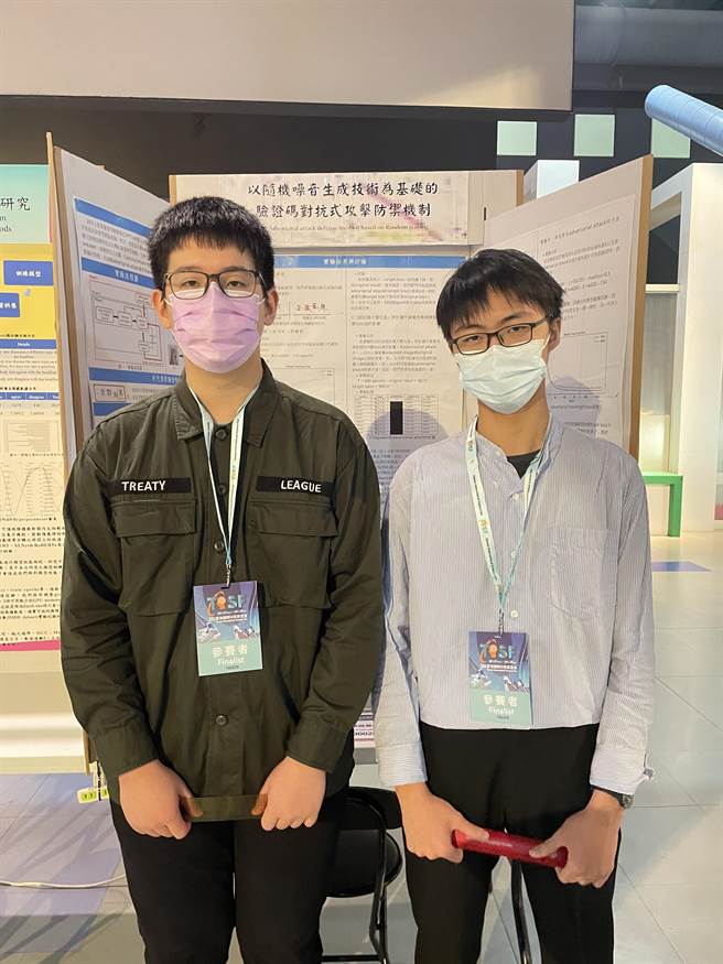建国高中学生赖柏丰(左)、魏路德(右)参加2022台湾国际科展，获得「青少年科学奖」。(科教馆提供／李侑珊台北传真)