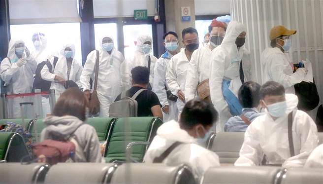 在桃園機場入境管制區內，剛下機的旅客準備落地篩檢。（范揚光攝）（圖中非新聞當事人）
