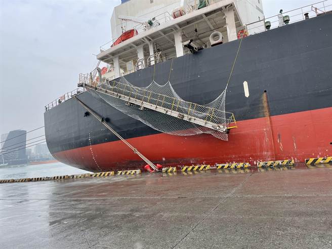 船舶舷梯岸邊高度原則離碼頭2公尺以上，避免岸邊人員及船員近距離接觸。（港務公司提供／洪靖宜高雄傳真）