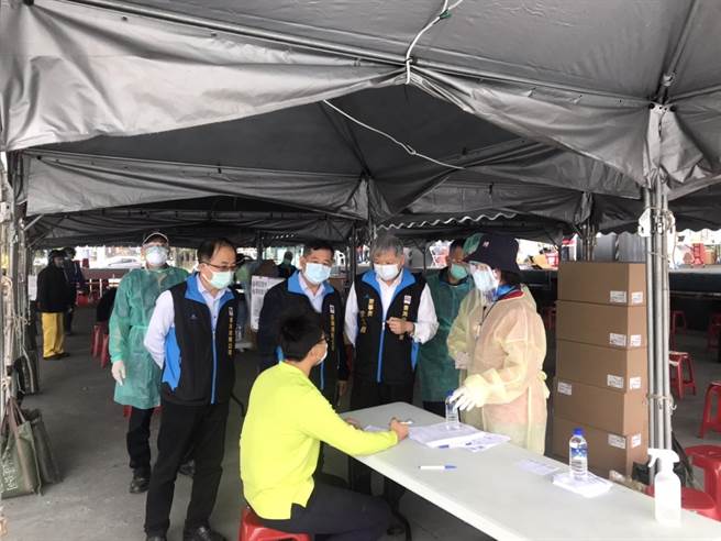 港務公司發放快篩劑給完成二次PCR篩檢之港區工作人員。（港務公司提供／洪靖宜高雄傳真）