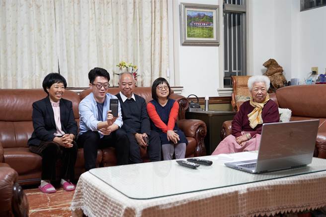 台中市陈姓民眾要提亲，受限疫情，改以视讯在台湾、大陆、纽约三地牵起姻缘线。（读者提供／卢金足台中传真）
