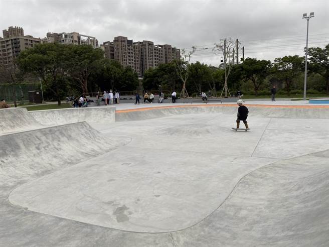 竹北市滑板公园已经开放使用，吸引爱好者体验。（庄旻静摄）