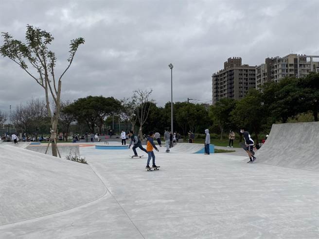 竹北市滑板公园已经开放使用，吸引爱好者体验。（庄旻静摄）