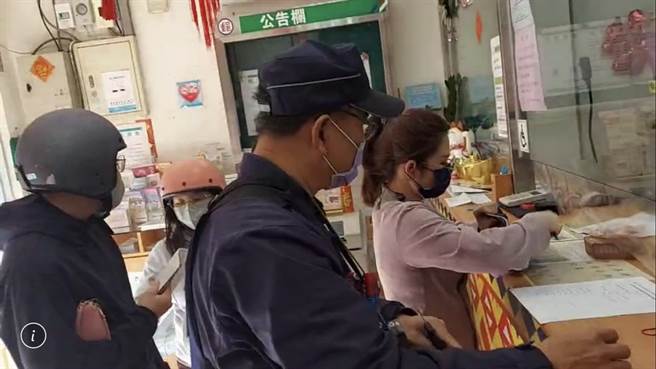 谷關飯店女員工欲提領160萬元現金，谷關派出所警員主動上前關心。（和平警分局提供／陳淑娥台中傳真）