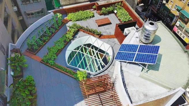 （第一银行透过视讯与21国青年学子分享推动ESG成果，学员对「第一银行绿色金融教育馆」顶楼「零碳排绿屋顶」产生高度兴趣与讨论。图／第一银行提供）