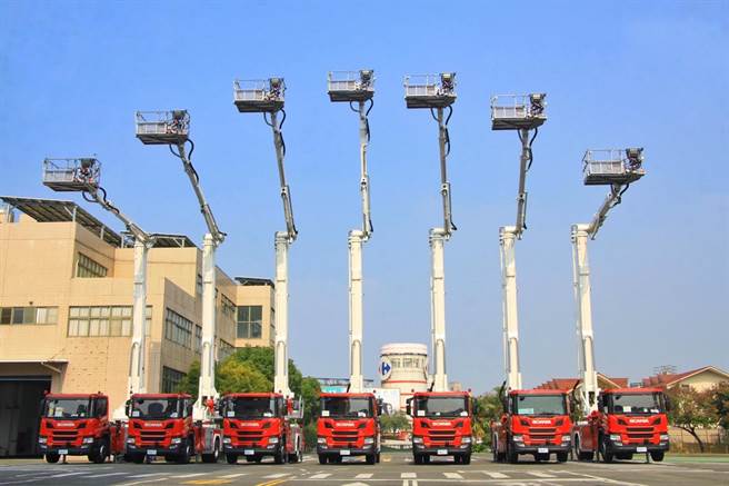 高空救援新戰力，9輛雲梯車高雄報到。（高市消防局提供／洪靖宜高雄傳真）