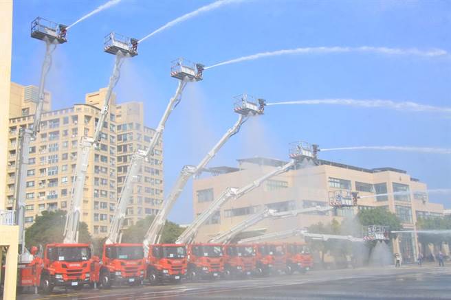 高空救援新戰力，9輛雲梯車高雄報到。（高市消防局提供／洪靖宜高雄傳真）