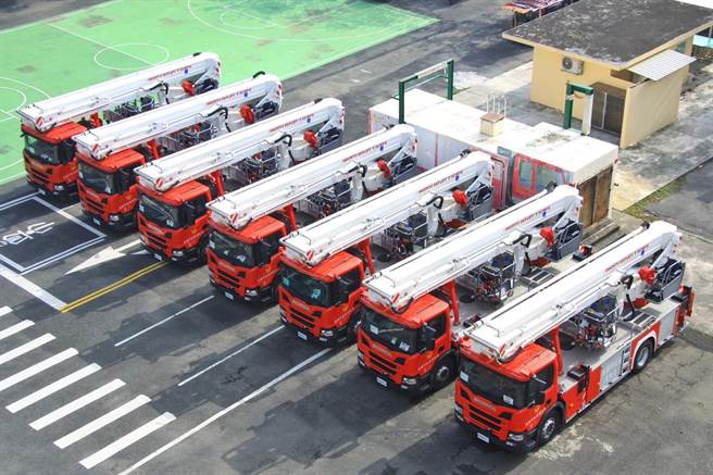 高空救援新戰力，9輛雲梯車高雄報到。（高市消防局提供／洪靖宜高雄傳真）