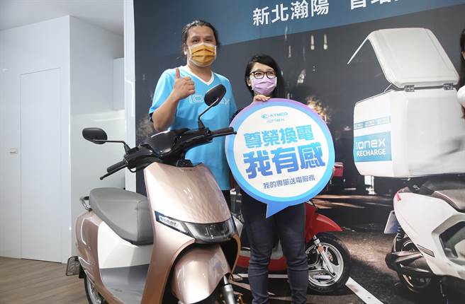 「尊荣换电」以方便性、创意性以及电池品质稳定度等方面获得许多正面评价，不少车主透过手机APP轻松享受「专人换电」后，对这项服务的便利与贴心大讚不已。（图片提供/中时新闻网）