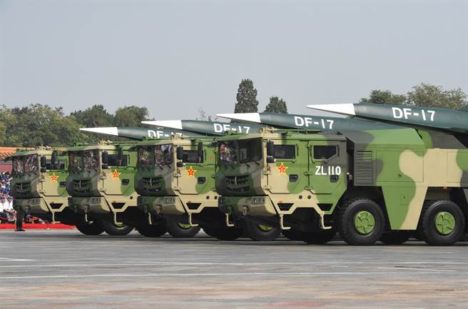專家認為，大陸極音速飛彈技術尚未完全成熟，且該武器是對抗美國的殺手鐧，不太可能輕易出口到巴基斯坦。圖為大陸展示東風17。（圖／新華社）