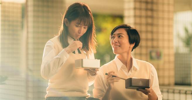 郭书瑶（左）和莫莉饰演从小到大的闺蜜。（皮诺丘电影提供）