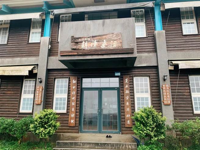 典雅的复式木屋前挂着一幅木质墨宝，题字「内心有机农场 · 耕读乐活」，一座兼耕作与讲学的书院。（作者提供）