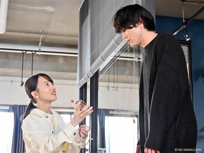 清原果耶与间宫祥太朗有超萌身高差。（WAKUWAKU JAPAN提供）