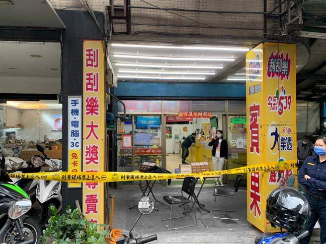 新北市新庄区今（28日）下午发生一起凶杀案，据了解，一名陈姓男子对何姓前同事不满，遂持菜刀砍伤其背部。警方获报后，将陈嫌依现行犯逮捕，全案将依杀人未遂罪侦办。（翻摄照片）