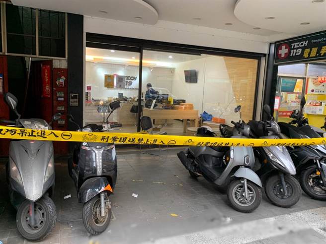 新北市新庄区今（28日）下午发生一起凶杀案，1名男子背部与侧身中刀，血溅地面。（翻摄照片）