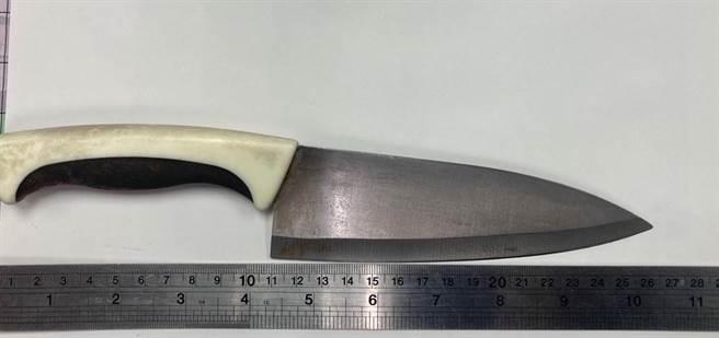 新北市新庄区今（28日）下午发生一起凶杀案，图为凶嫌作案使用的菜刀。（翻摄照片）